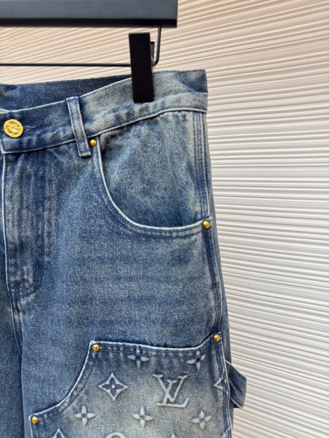 LOUIS VUITTON embossed denim shorts ●Authentic product: purchased and developed for 15999 ●Item number: 1680247-B00 ●Fabric: washed denim ●Technology: distressed washed ●Version: fitted version ●Weight: about 675g ●Size: 30-32-34-36 ●Description: Made of custom-made denim fabric, the fabric is comfortable and soft, skin-friendly and breathable. It adopts Monogram logo embossed elements, slightly distressed light blue wash treatment, original customized hardware, with vv leather label, multiple wash adjustments, and can be matched with many types of clothing to create a fashionable look. The overall wiring is straight and delicate, the fabric is comfortable and soft, and the color is consistent without color difference. It can be matched with the same style to create a fashionable look and control various occasions. Customized accessories, complete with three standards, same style for men and women!